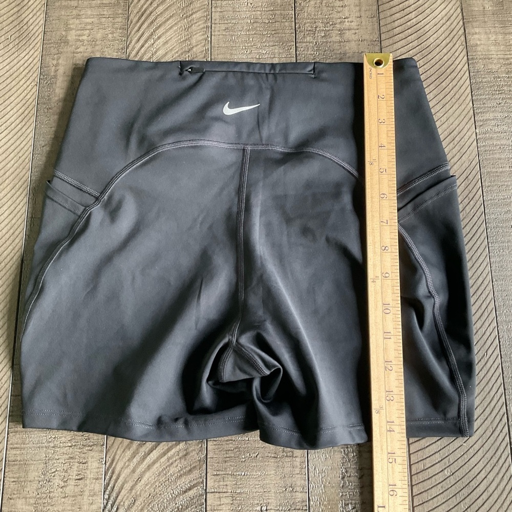 Nike Run Dri-FIT Women’s Bike Shorts Medium Black Lined Reflective NWOT - Picture 5 of 6